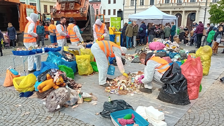 Ručně a s velkou trpělivostí třídili odpad z našich popelnic