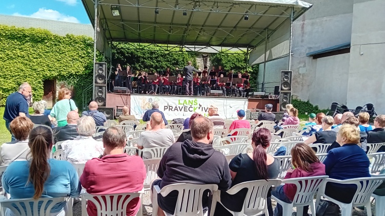 Dvě jeviště a program pro všechny generace