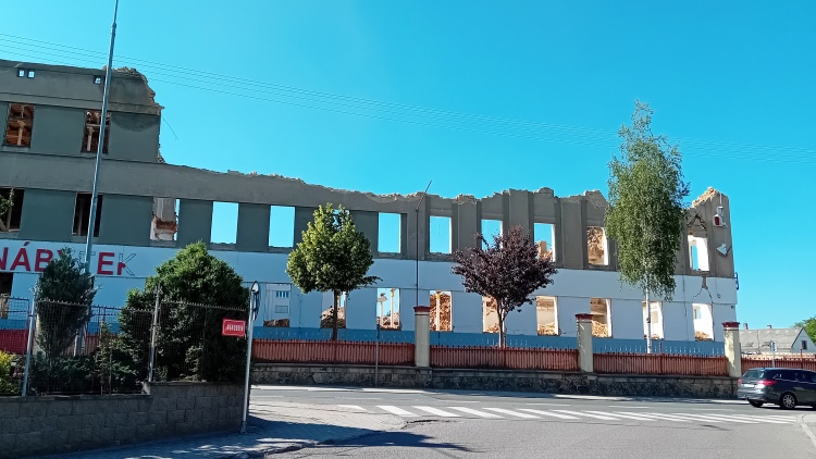 Demoliční firma začala odbourávat i jižní křídlo teslácké budovy A