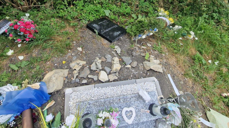 Vandal poničil pomník jezdce, který loni zemřel při závodech do vrchu