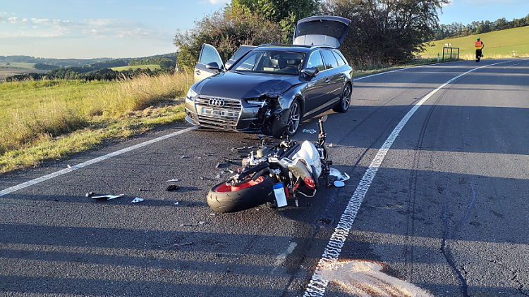 Nehoda motocyklu a osobního auta v Albrechticích