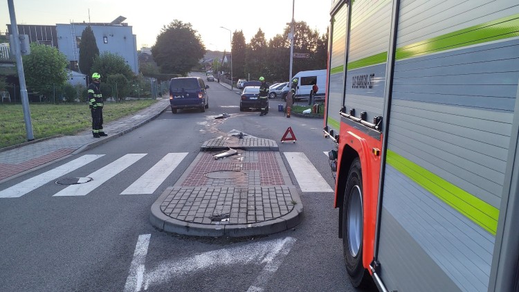 Auto na ulici Opletalova narazilo do ostrůvku