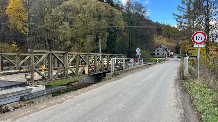 V Dolní Čermné staví unikátní most ze dřeva a betonu