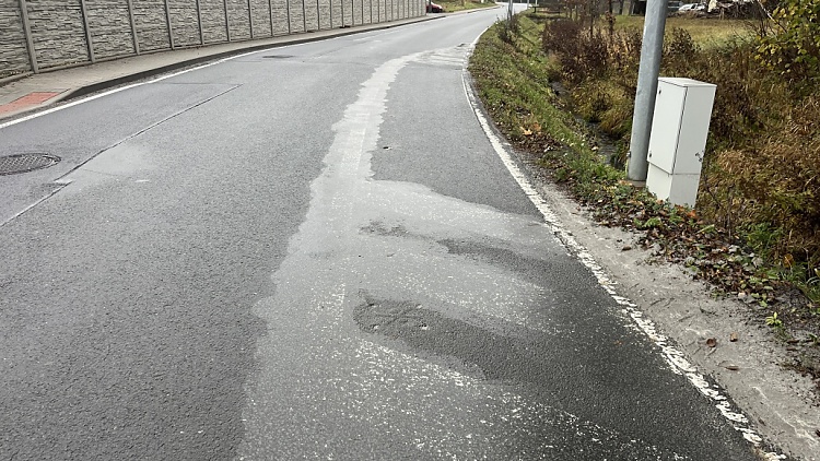 Zatáčka u bývalého dřevotvaru v Čermné prošla úpravou. Osobní auta už neomezí