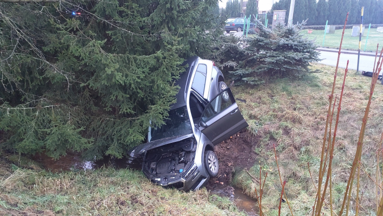 V Horním Třešňovci skončilo auto v potoce