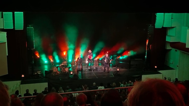 Jarek Nohavica vyprodává všechny sály, ale v Lanškrouně zůstal pár židlí volný