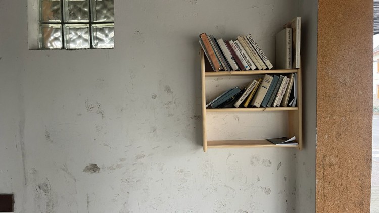 Autobusové zastávky v Čermné se proměnily v knihozastávky