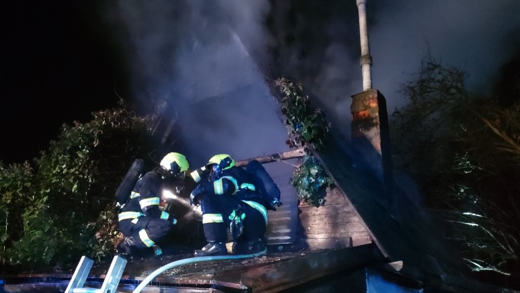 V Rudolticích hořela chata