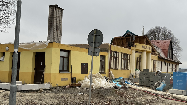 Restaurace na koupališti dočasně přišla o svou střechu