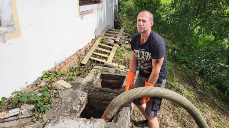 25 let sloužil u hasičů. Teď Josef Kuře „dělá na sebe“ a vyváží jímky