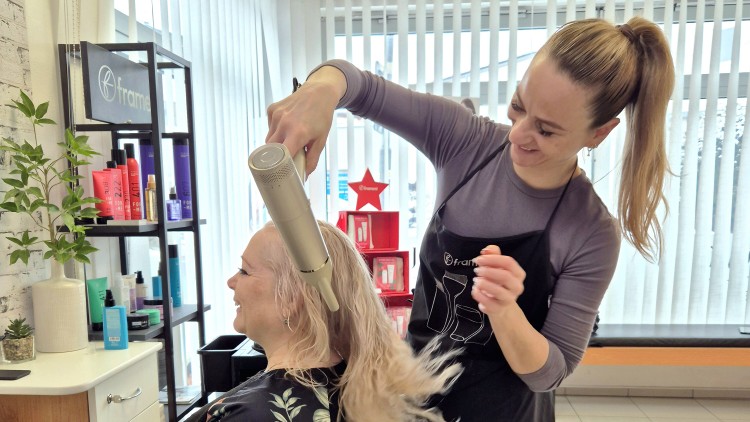 „Práci mít budeš, neboj. Vlasy rostou pořád,“ vzpomíná Monika Hronová na slova své babičky