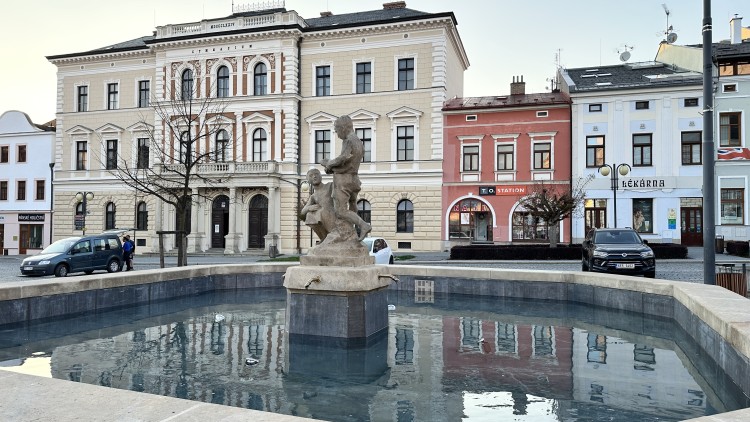 Náměstí oživila opravená kašna