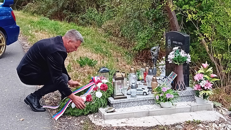 Jezdci závodu do vrchu Laudon uctili památku dvou pilotů