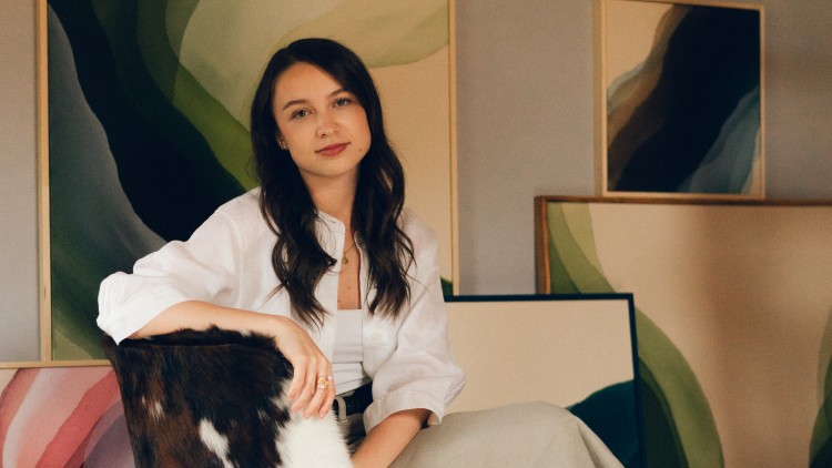 „Někdy kolem obrazu doslova tančím,” popisuje svoji práci malířka Martina Sára Keller
